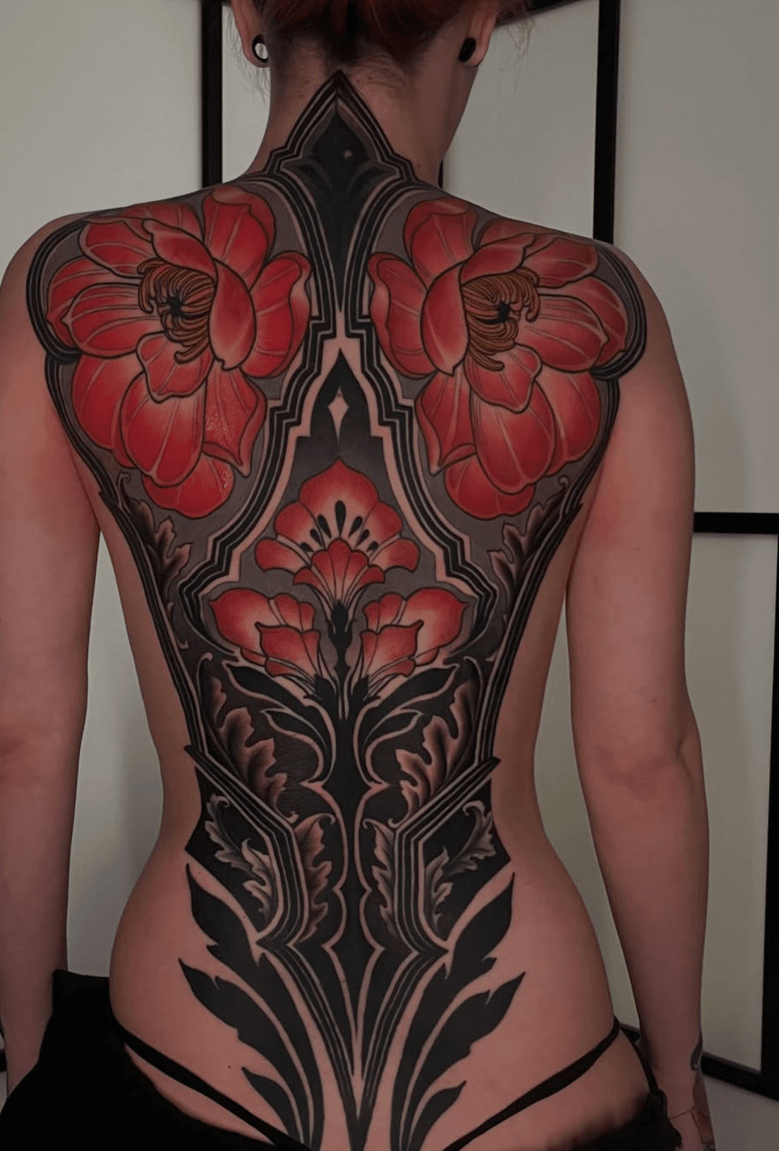 Back piece floral neo-tradicional con peonías rojas