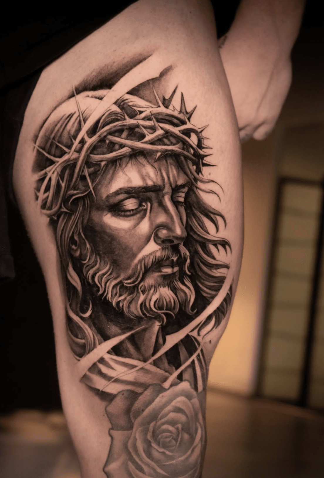 Jesús con corona de espinas — realismo black & grey