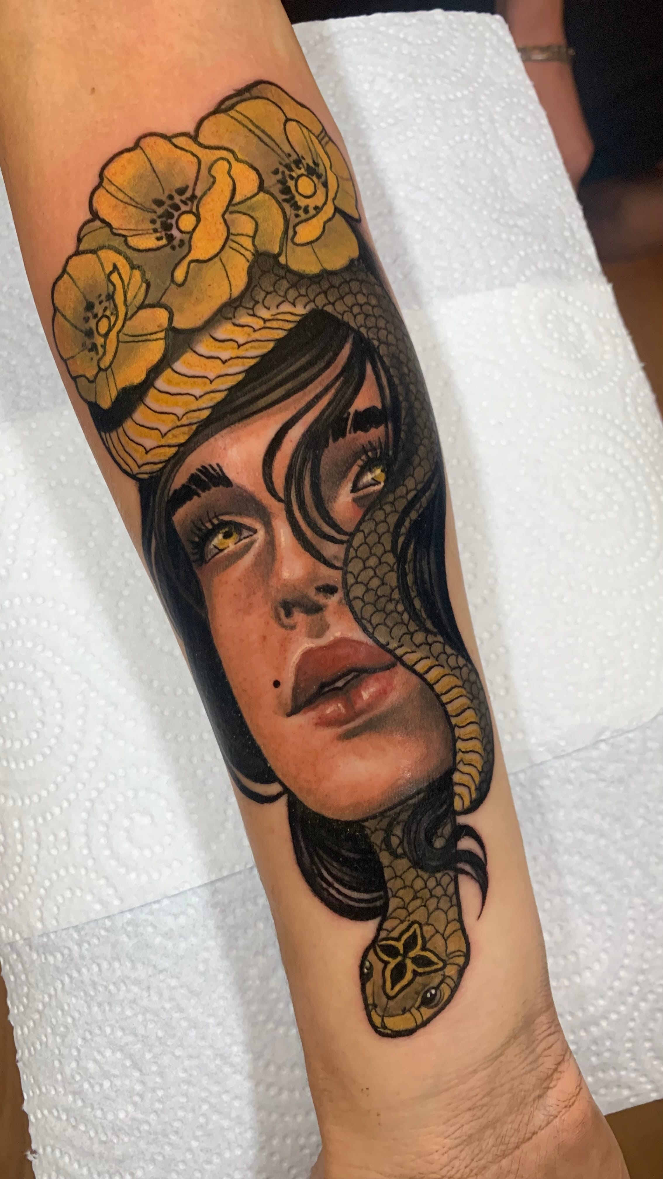 Mujer con serpiente y flores doradas — neo-tradicional color