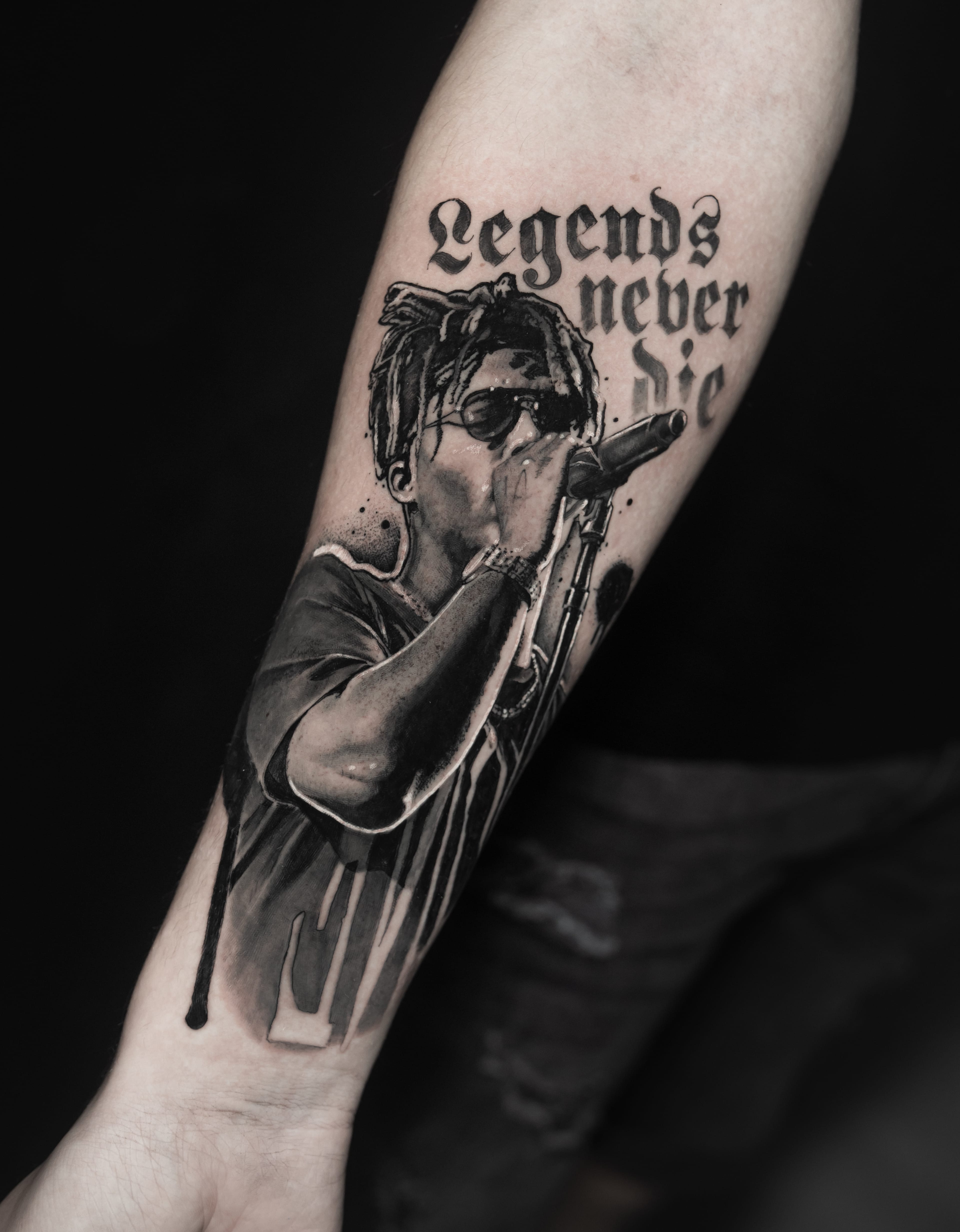 Retrato hombre "Legends never die" — realismo black & grey