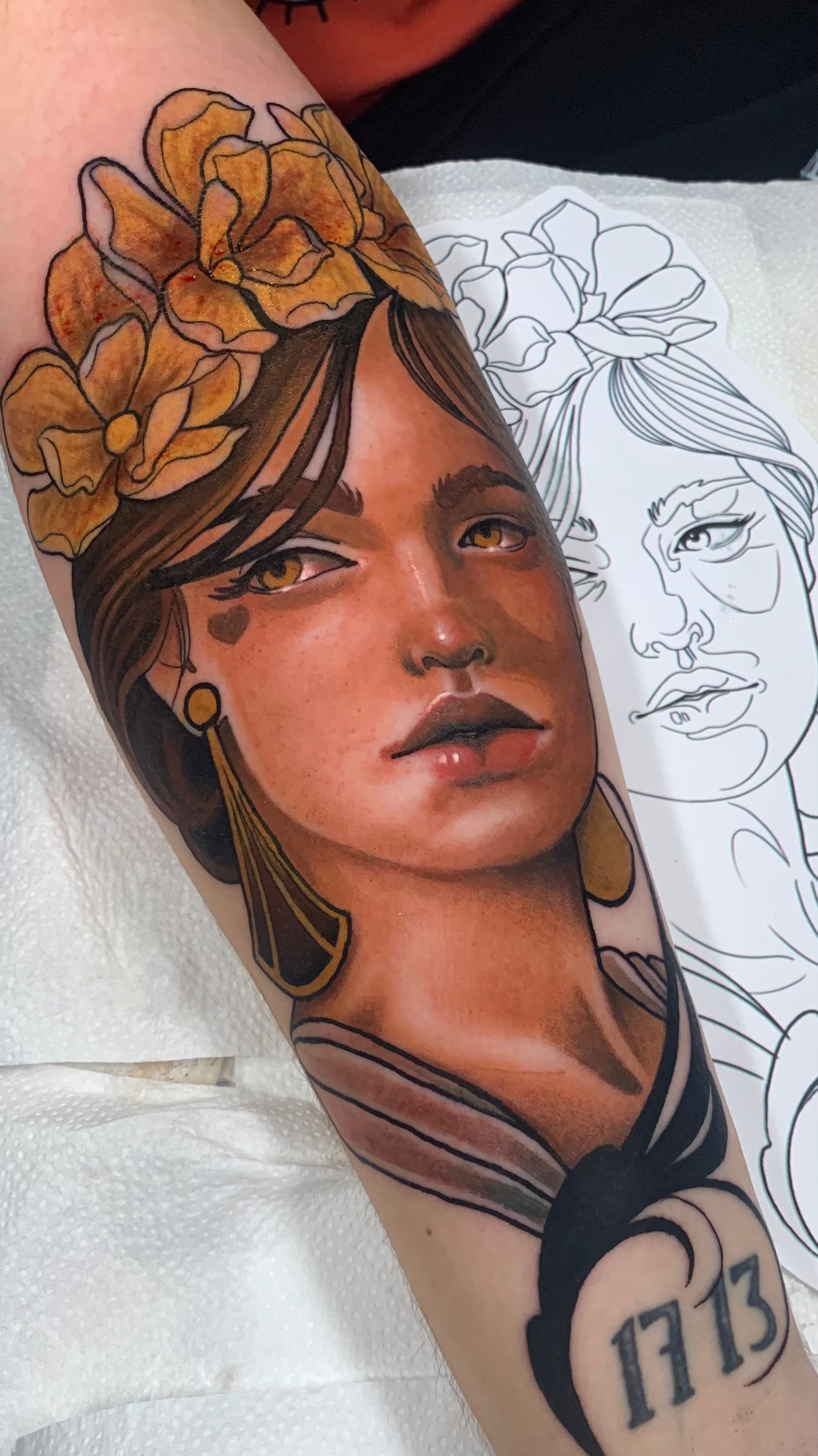Retrato mujer con flores doradas — realismo acuarela