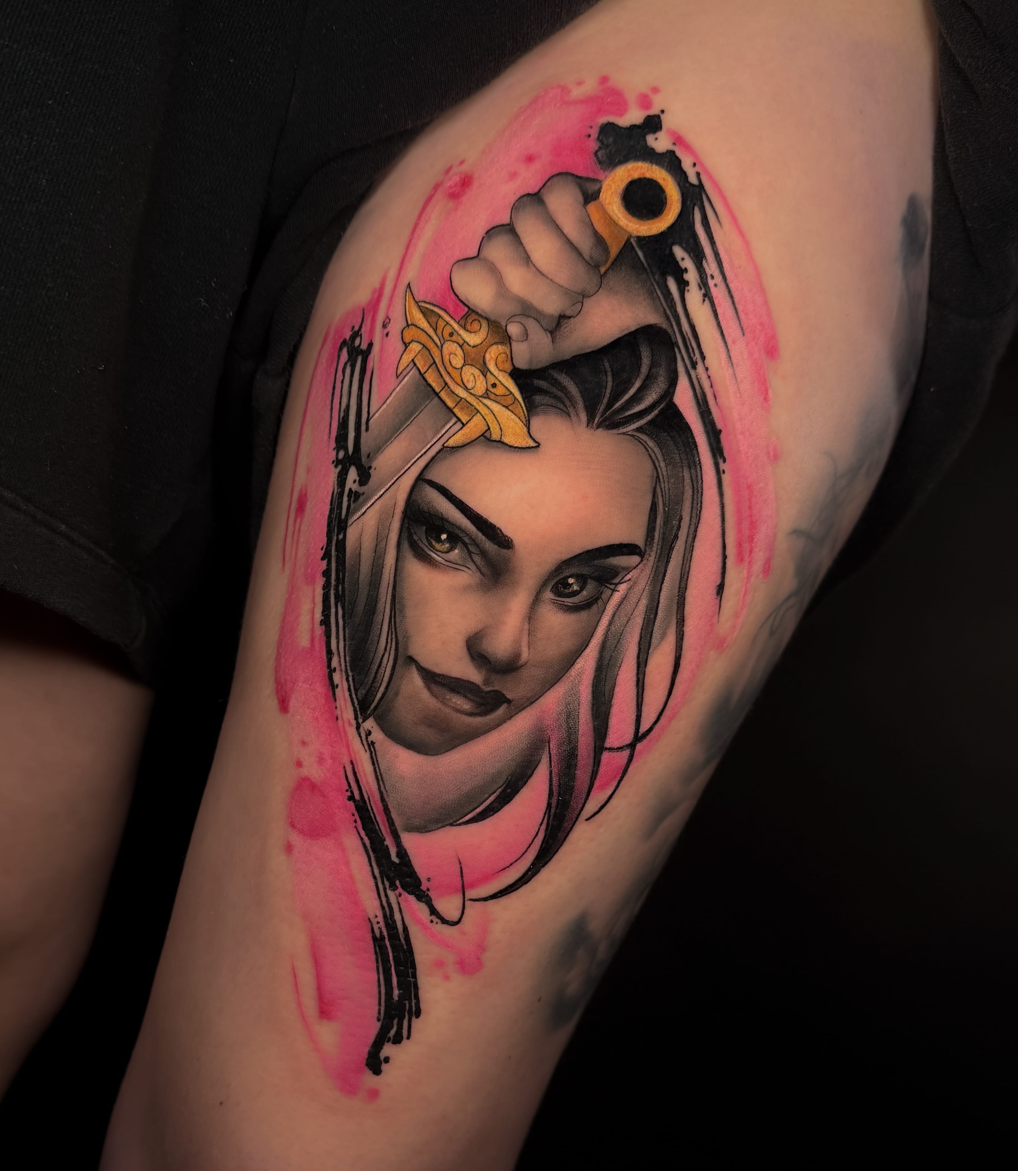 Rostro femenino con corona y splashes rosa — acuarela