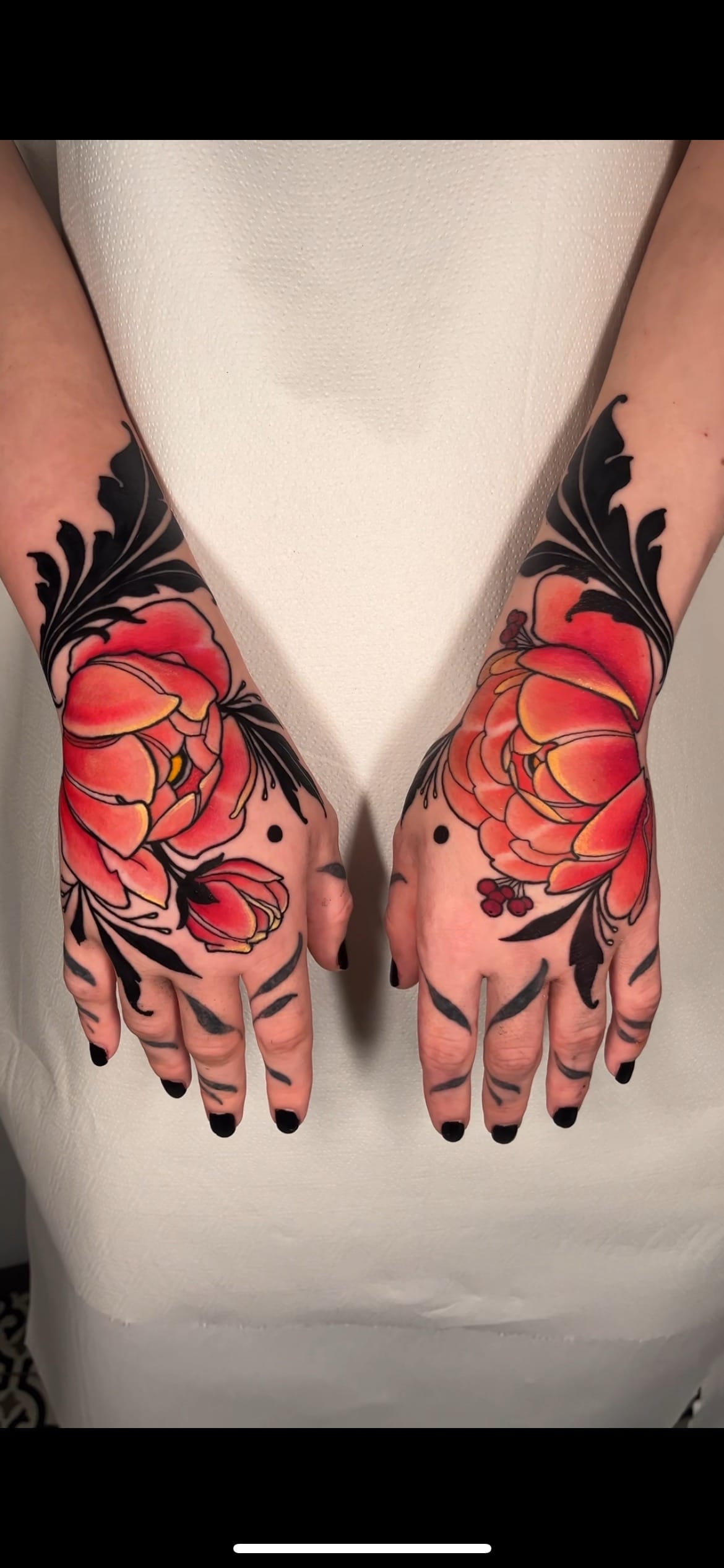 Manos pareadas con rosas rojas ornamentales — neo-tradicional