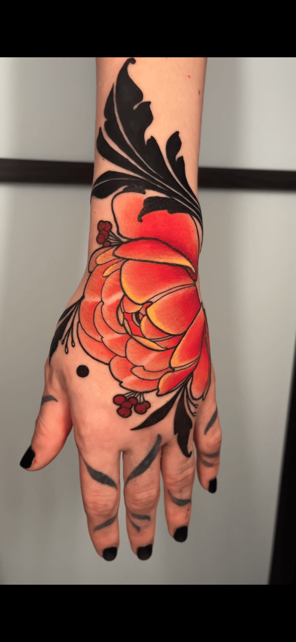 Mano con rosa roja degradada ornamental — neo-tradicional