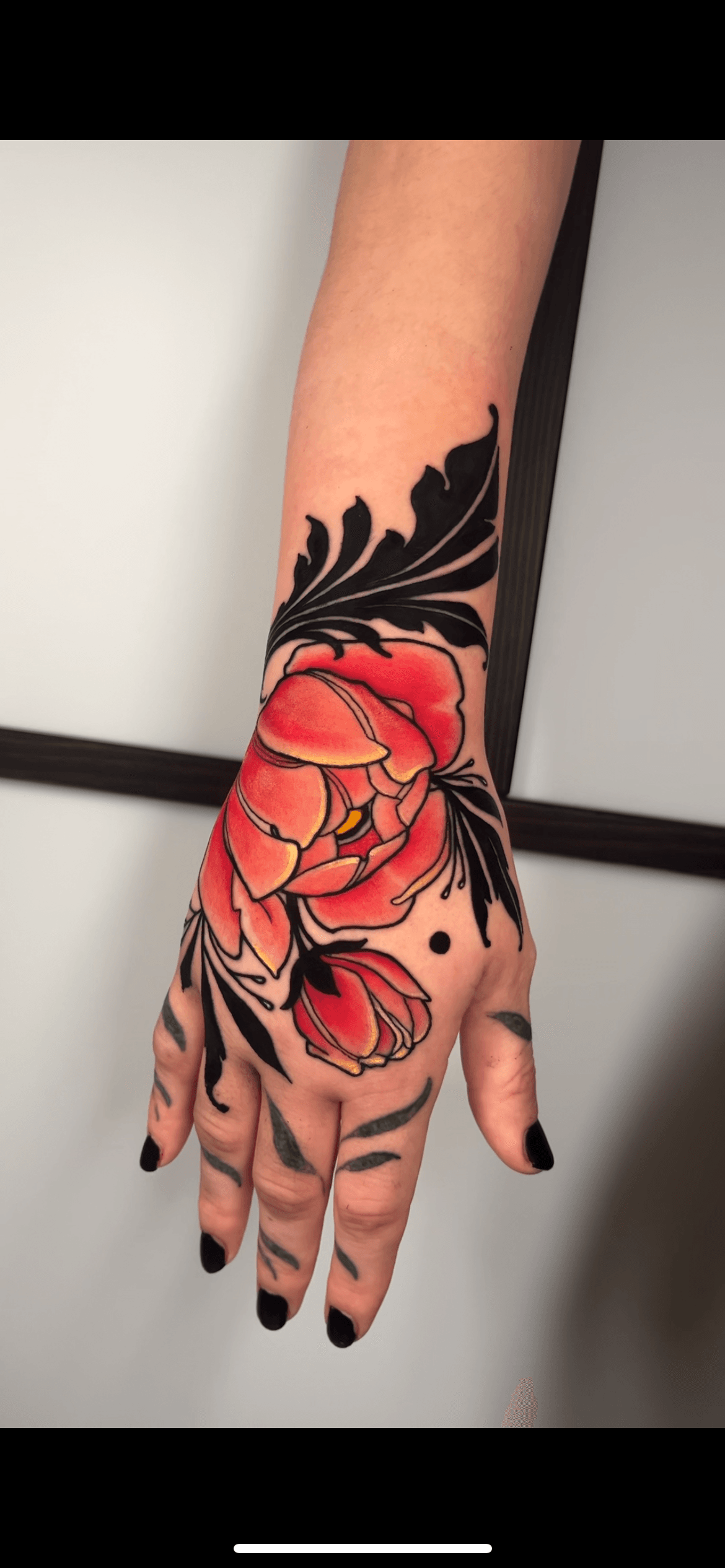 Mano con rosa roja y ornamental — neo-tradicional color