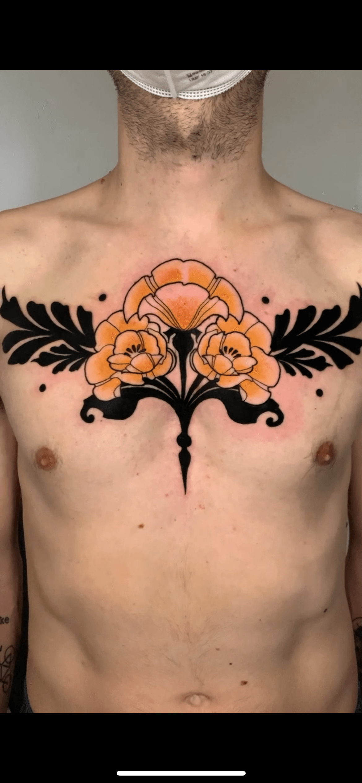 Pecho con flores simétricas doradas — neo-tradicional