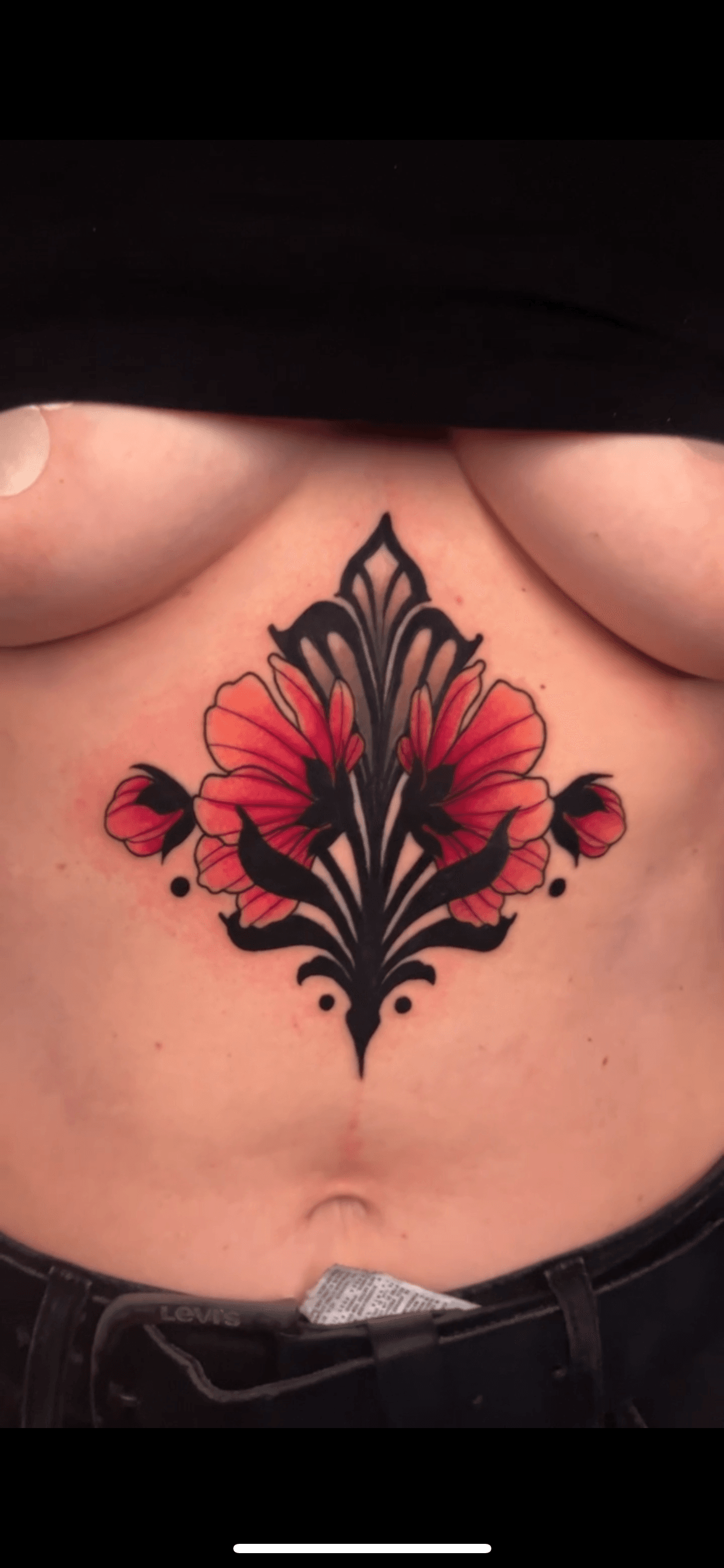 Diseño floral simétrico en pecho — ornamental color