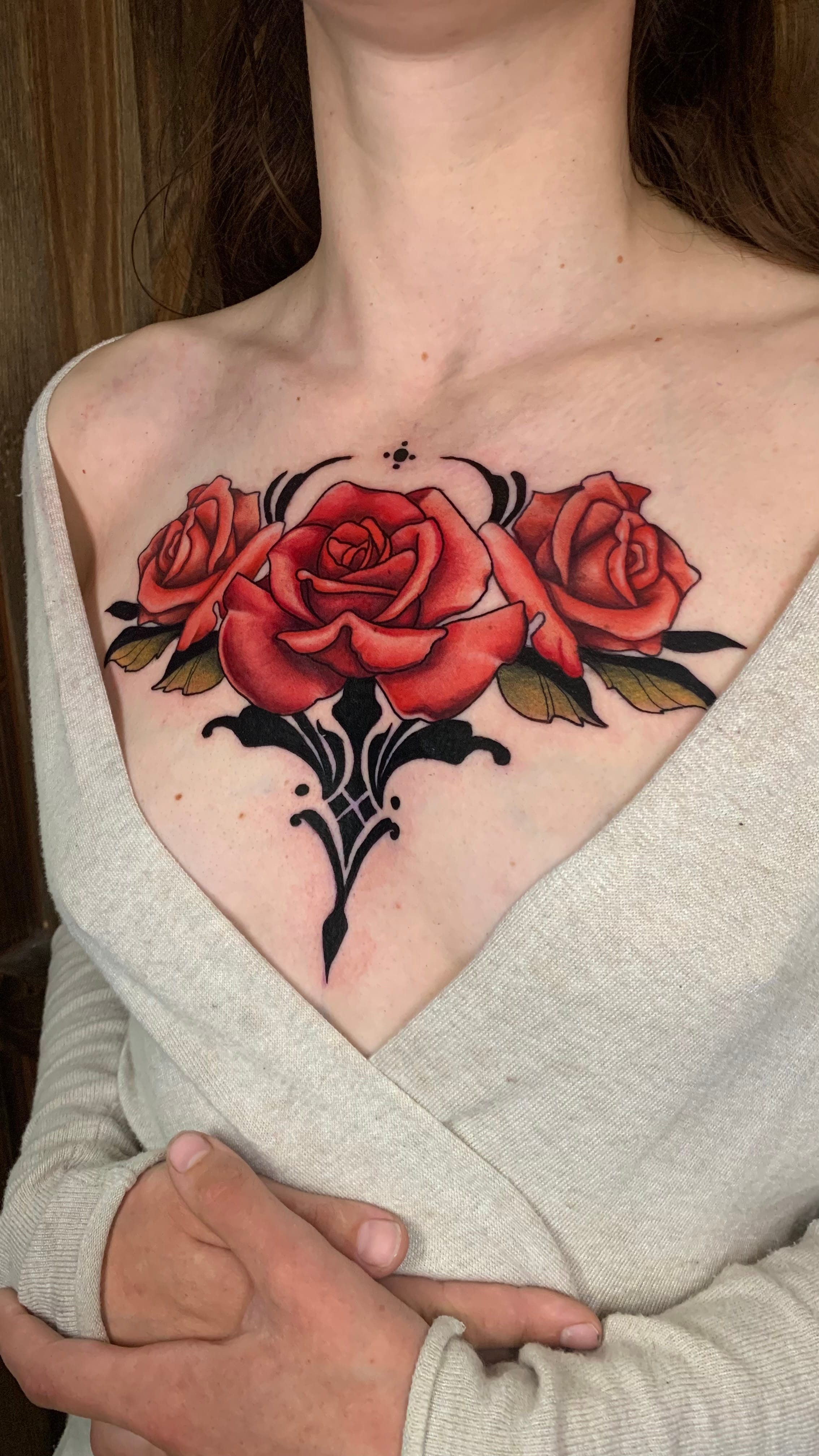 Rosas rojas con ornamental — neo-tradicional color