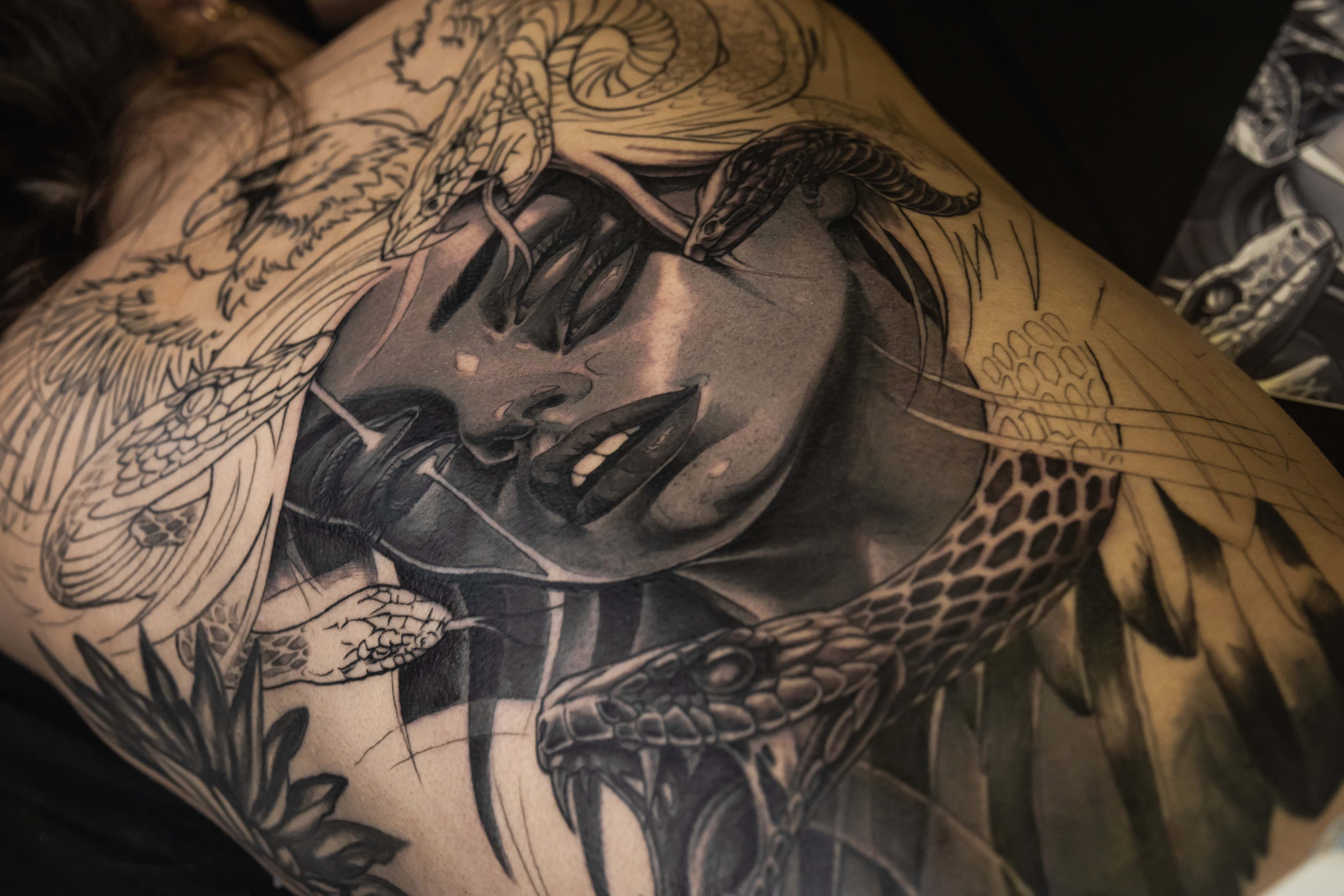 Ángel alado con drapeado — realismo black & grey