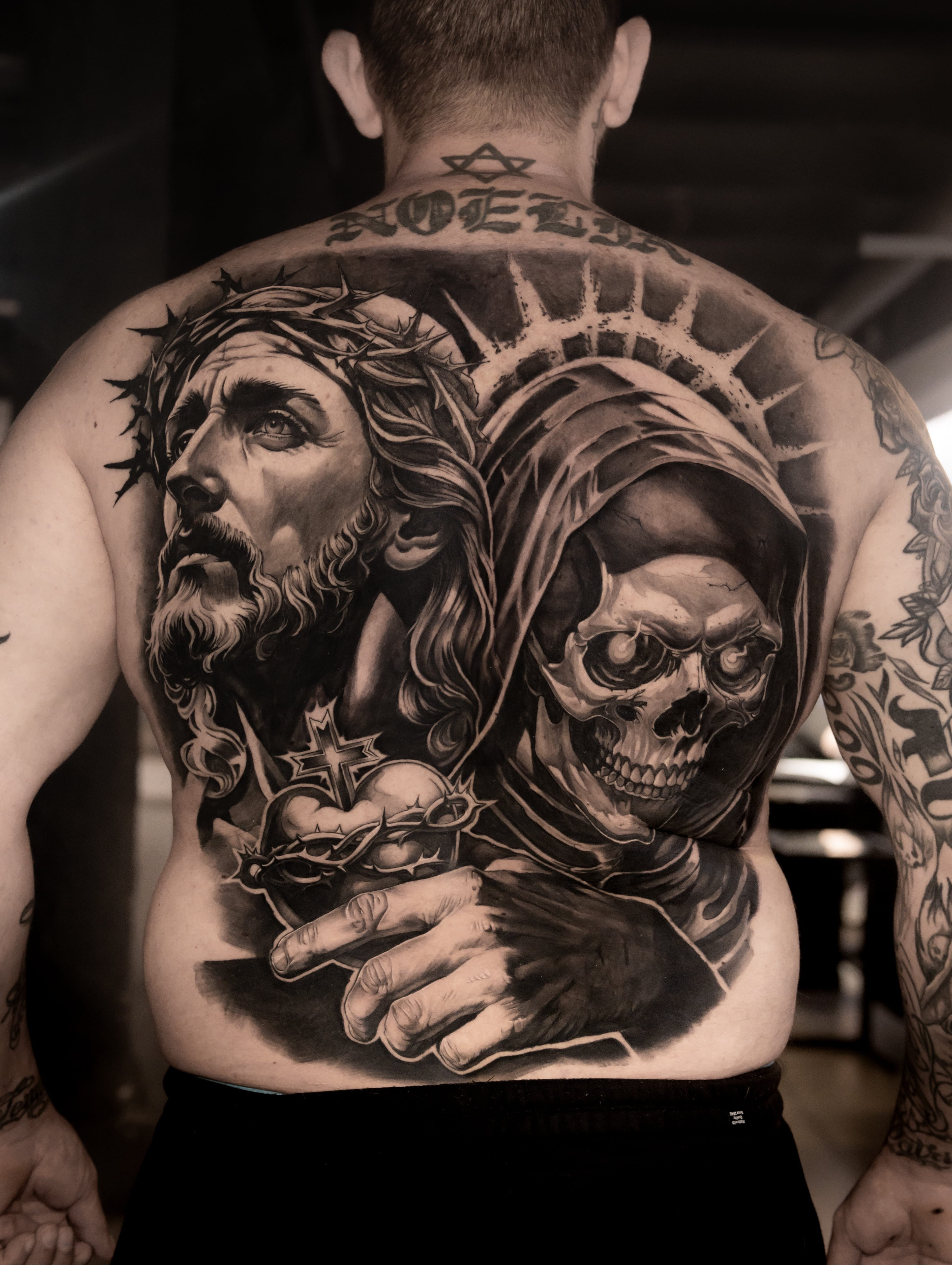 Jesús y la parca back piece — realismo black & grey