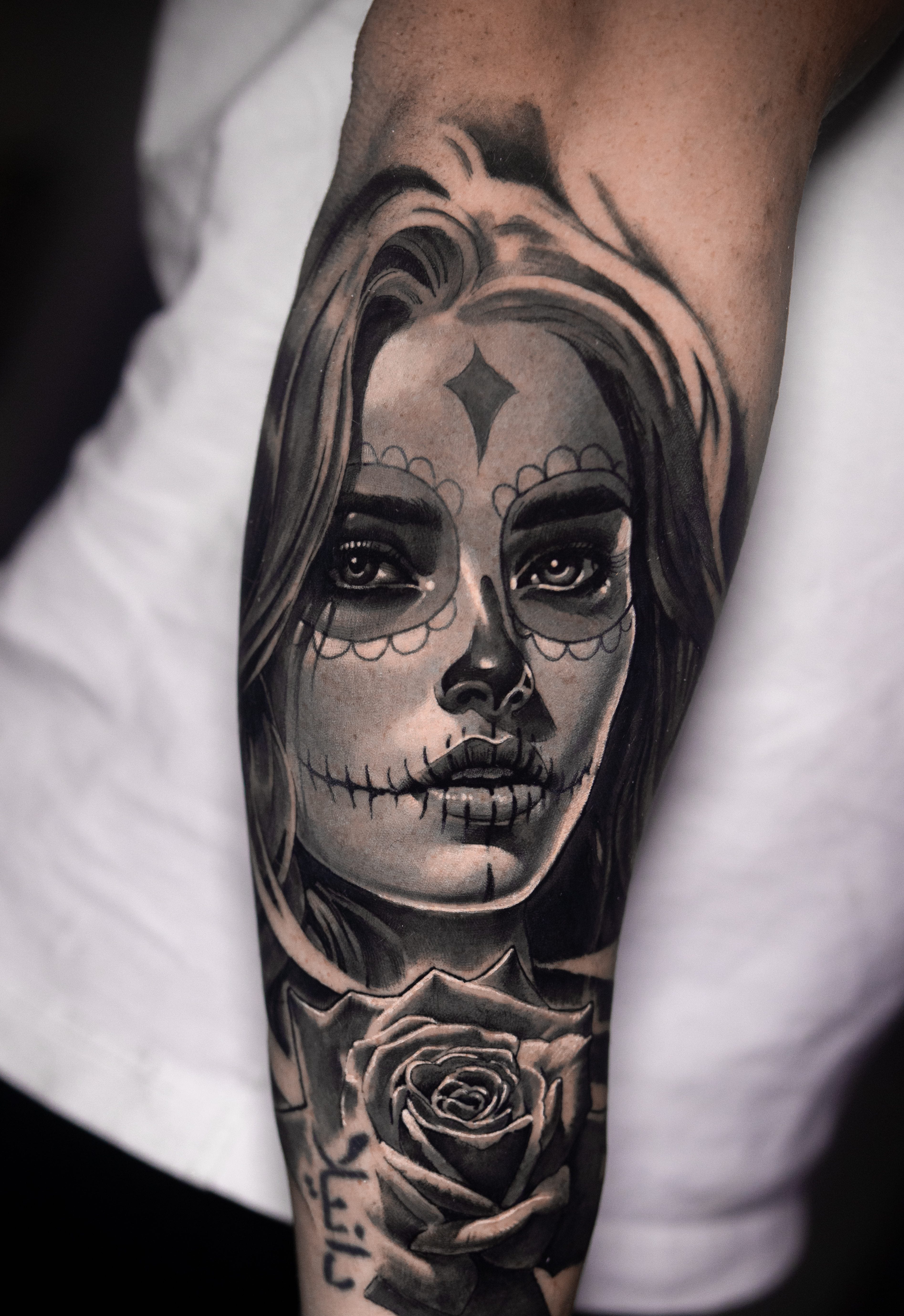 Calavera con rosas — día de muertos realismo