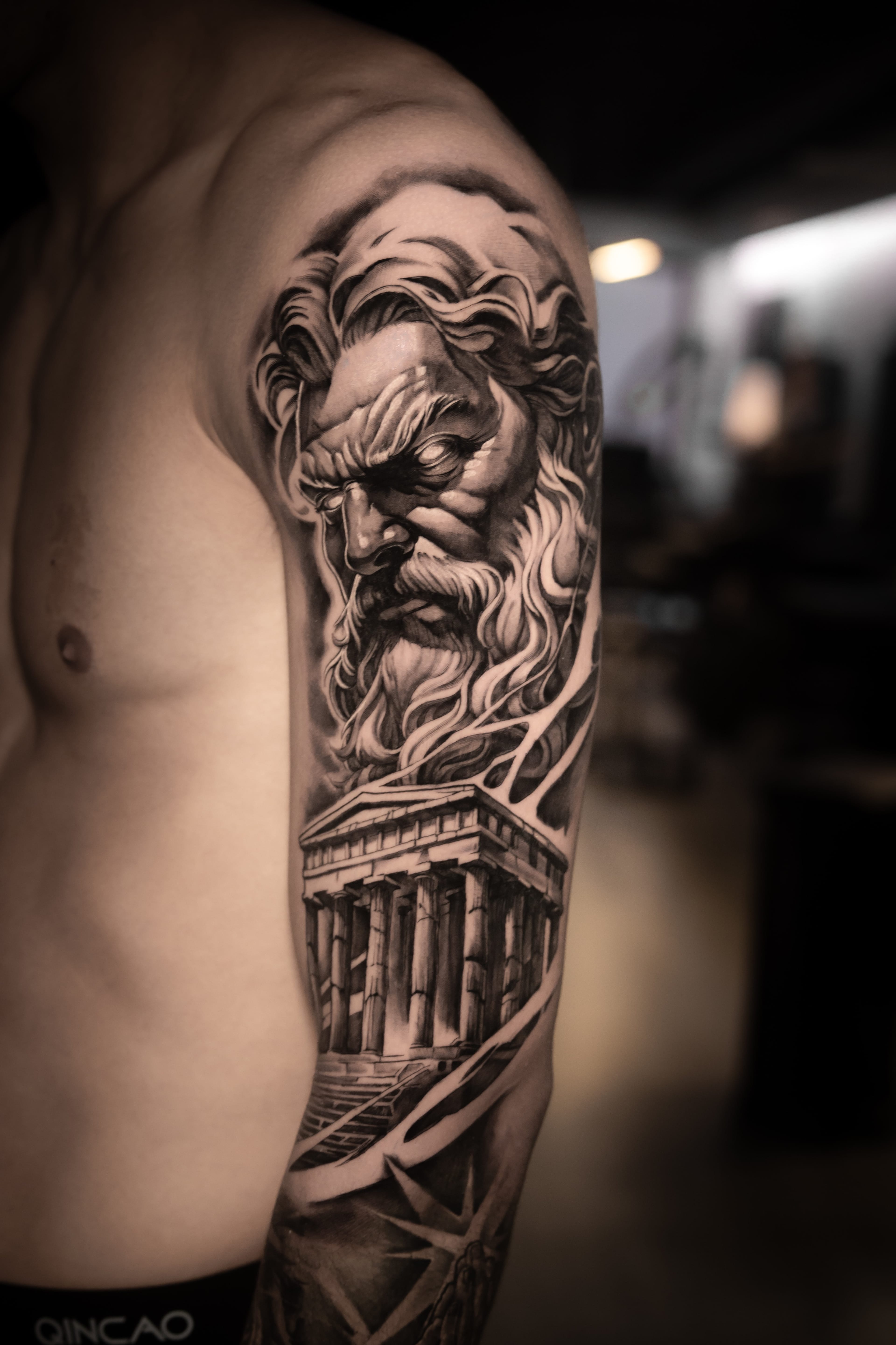 Zeus con arquitectura — realismo black & grey