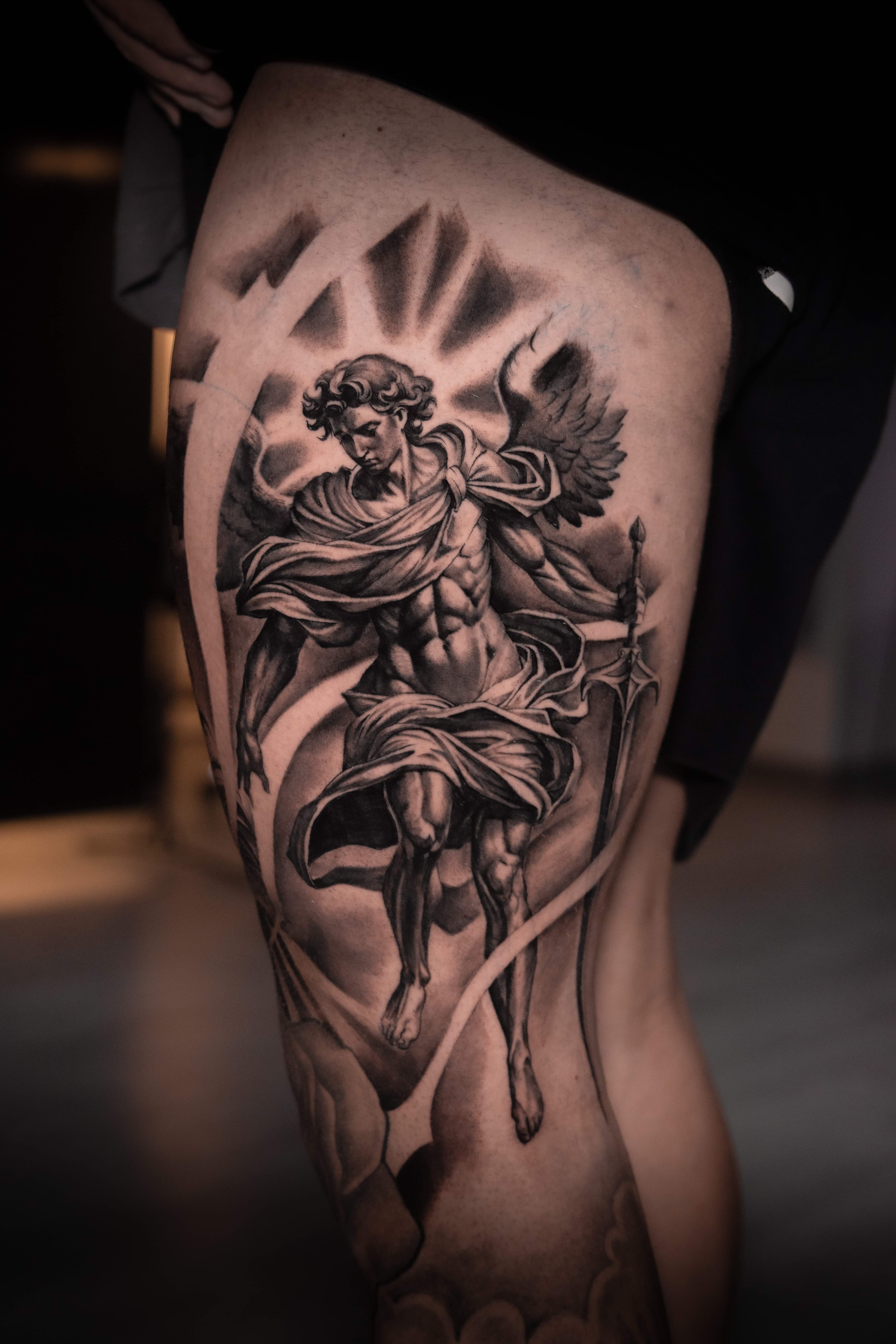 Ángel alado clásico — realismo black & grey