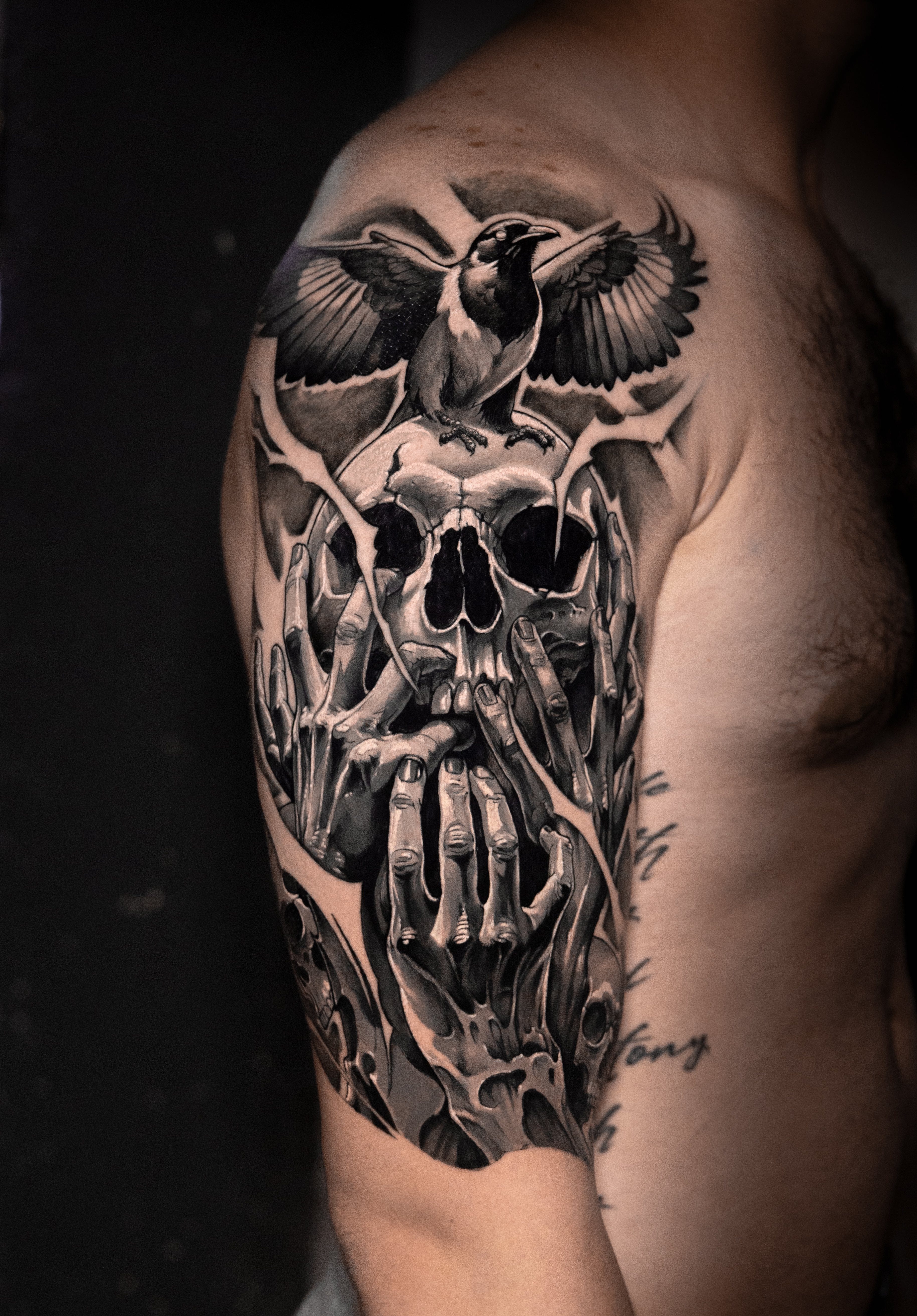Calavera con cuervo y guadaña — realismo black & grey