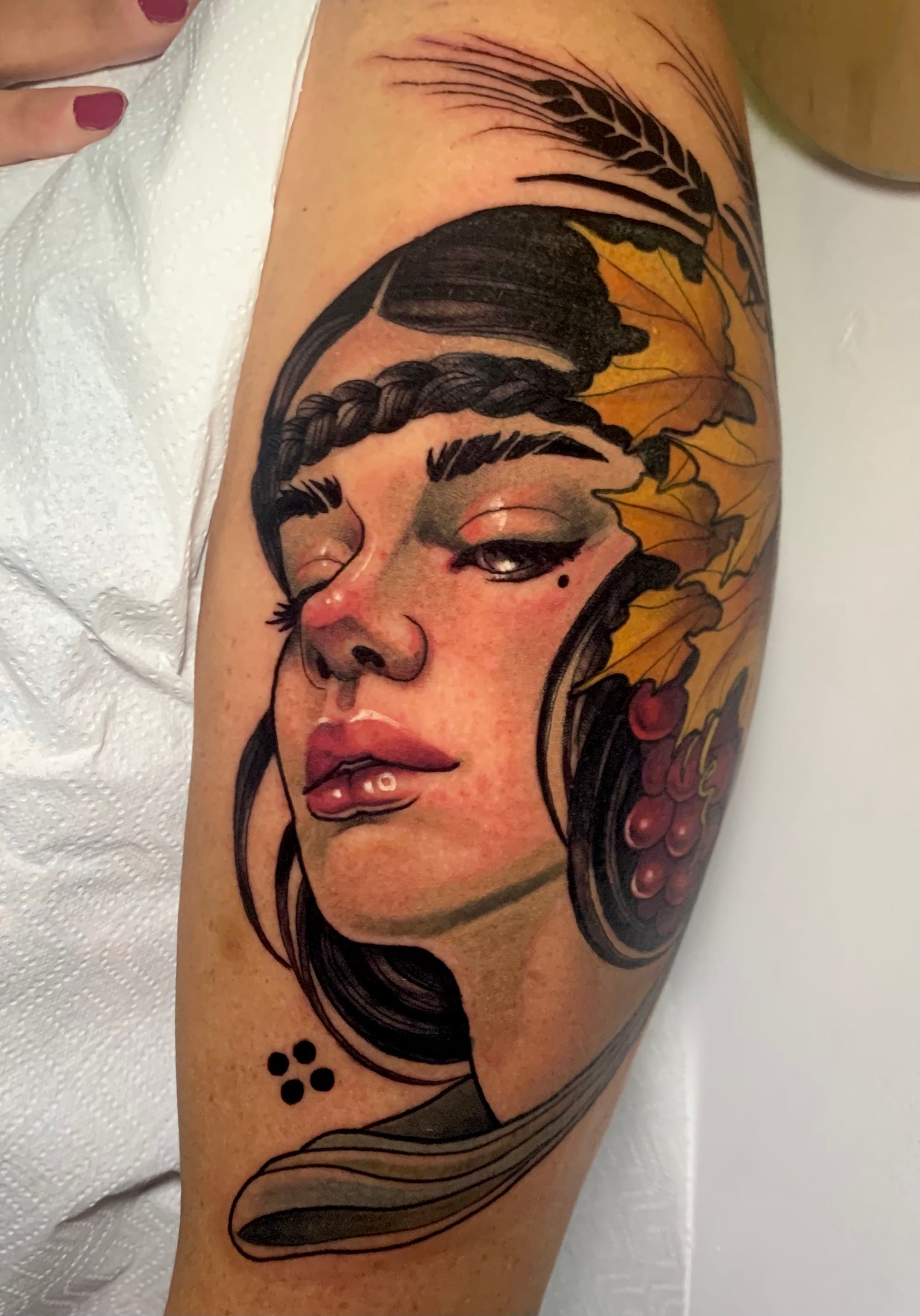 Retrato mujer con venda y otoño — realismo color