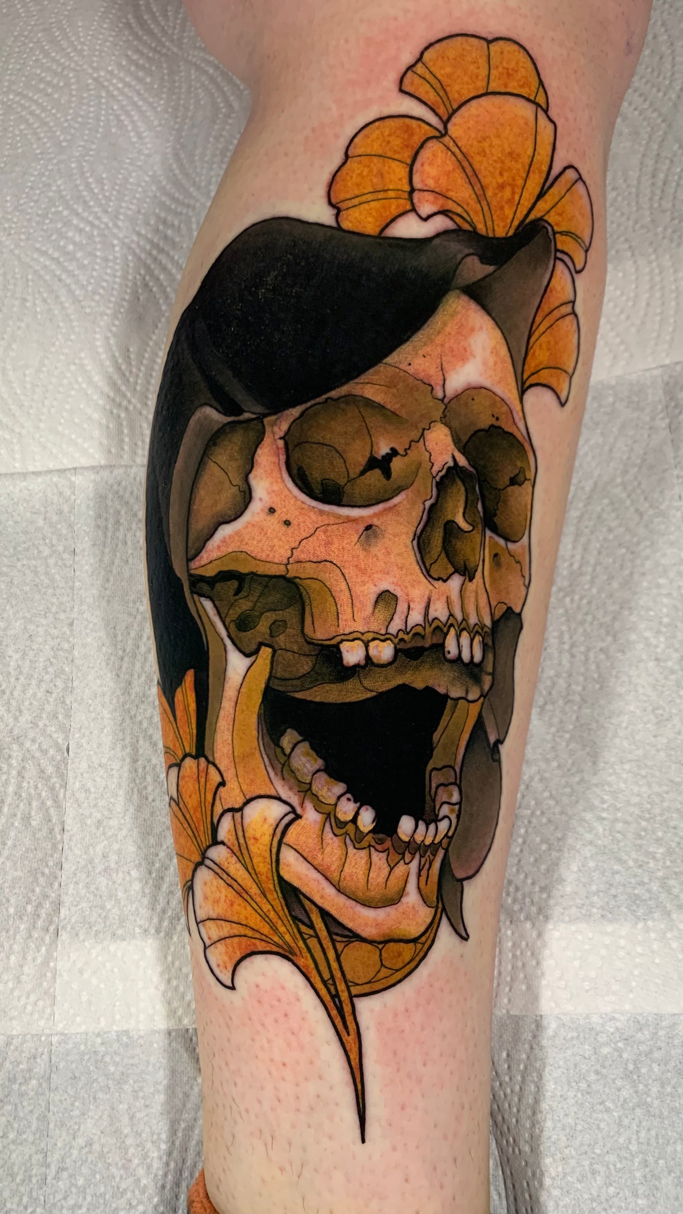 Calavera con flores naranjas — color
